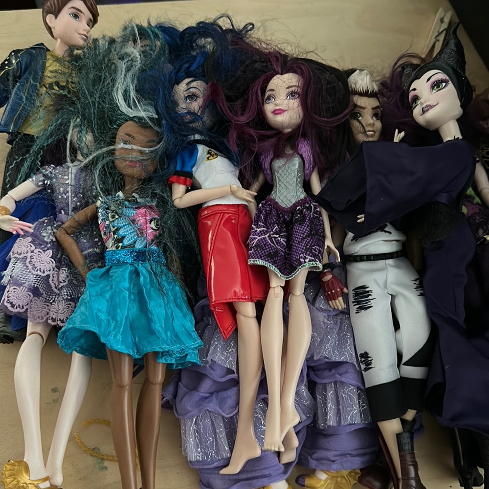 Lot of 14 Disney descendants dolls